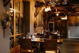 Restaurant-Alpustuba-Raclette-Fondue-Wein-Käse-Zermatt Restaurant-Alpustuba-Raclette-Fondue-Wein-Käse-Zermatt