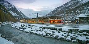 Zug nach Zermatt im Winter Zug nach Zermatt im Winter